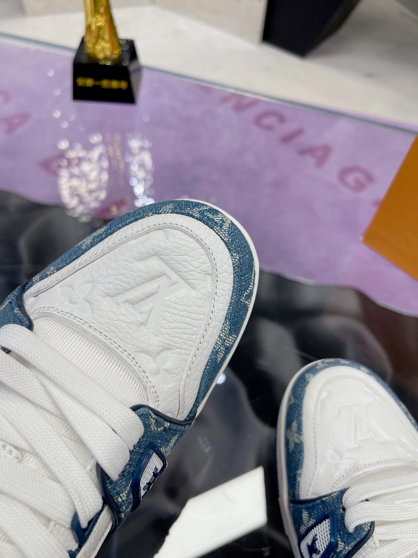 👟👟Ex-factory price👟👟Ex-factory price 840👟👟 Original development, quality shipping, welcome to compare ❥❥❥❥❥❥LV sneaker series LV Trainer Maxi sneakers introduce the loose silhouette of the ready-to-wear series into the LV Trainer sneaker design written by Virgil Abloh, making an eye-catching appearance at the 2024 spring and summer men's wear show. The cow leather upper is combined with rough fabric laces, and colorful beading highlights the brand's classic elements. LV letters mark the tongue and Monogram floral outsole. Mixed materials Made of first-layer cowhide, wrapped in imported custom-printed denim, thick shoelace design, large Monogram print on the side, "lv 54" badges on the tongue and heel, rubber outsole decorated with Monogram flowers, mesh lining and cotton feet, the comfort is as extreme as ever, premium heritage, quality first, worth owning! Size: 35-40 for women, 39-44 for men (45 is custom-made and cannot be returned or exchanged) ♡Full set of packaging with original gift box